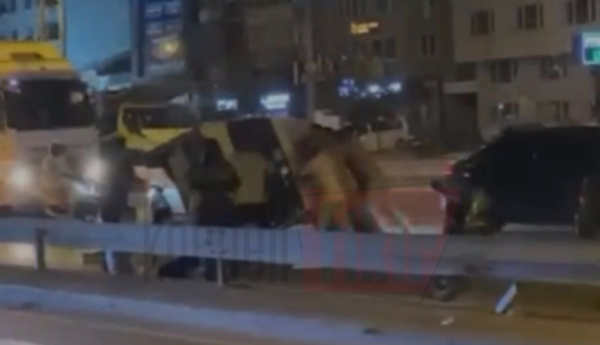 İzmit’te korkutan kaza! Otomobil metrelerce sürüklenerek yan yattı 