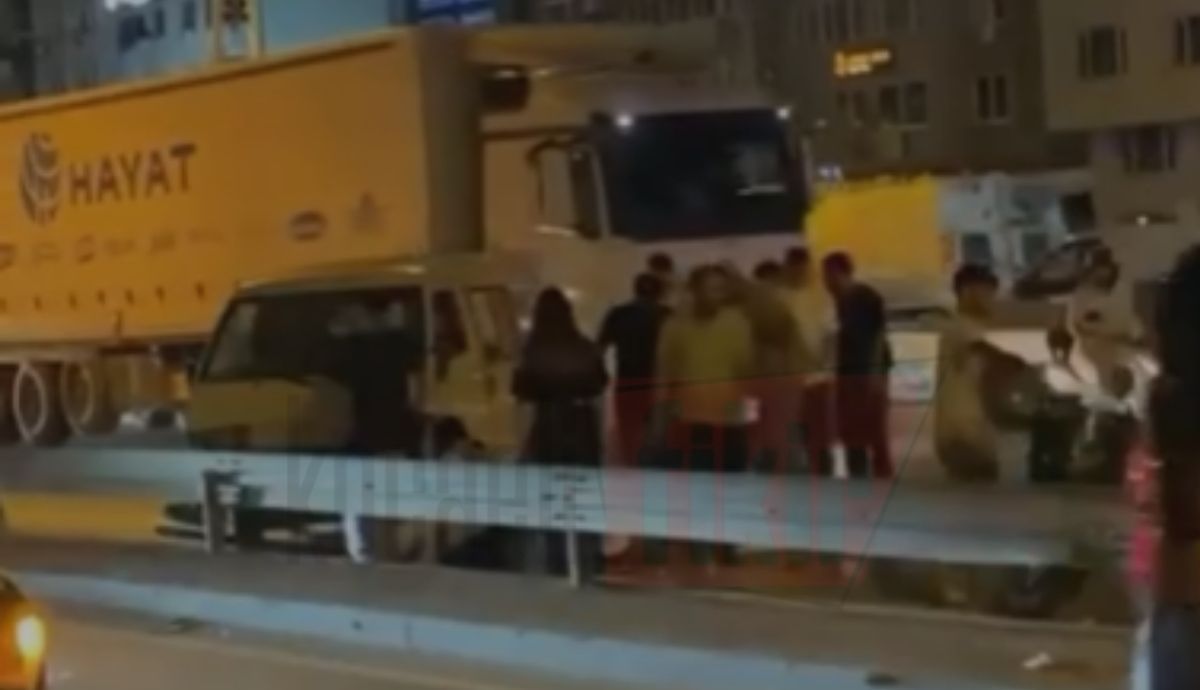 İzmit’te korkutan kaza! Otomobil metrelerce sürüklenerek yan yattı 