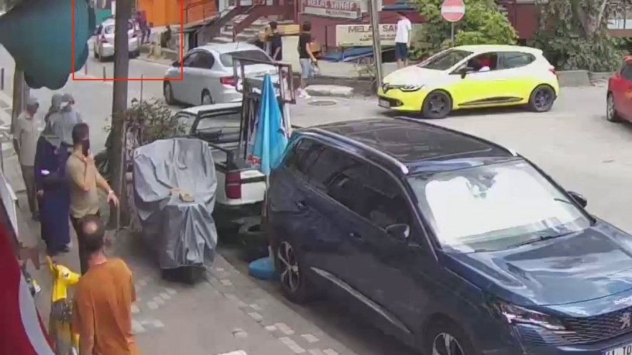 Kaldırıma çıkan otomobil yayalara çarptı: 2 yaralı