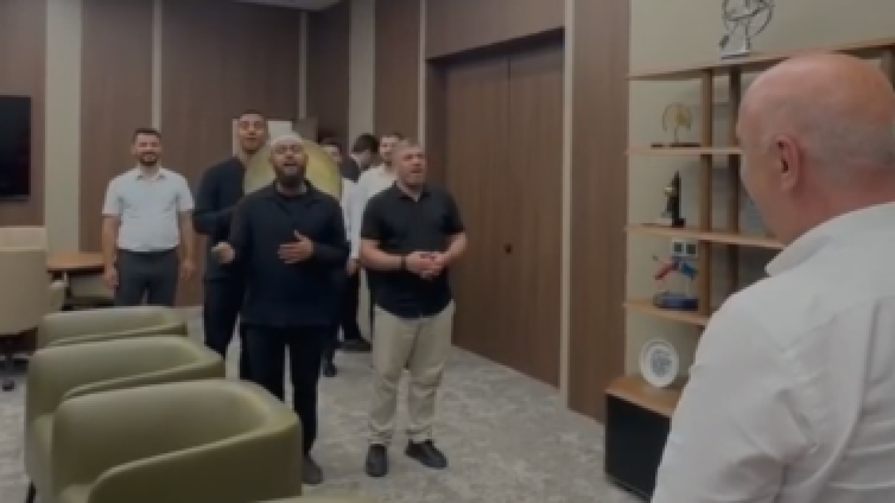 Darıca Belediye Başkanı Bıyık’ın odasında ilahili sürpriz!