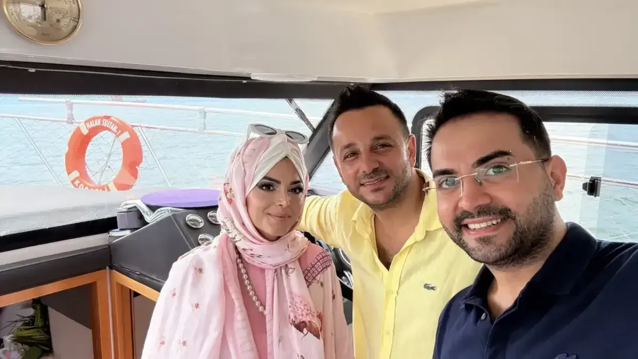 Kocaş çifti yine ünlü isimleri ağırladı! İzmit Körfezi’nde renkli buluşma
