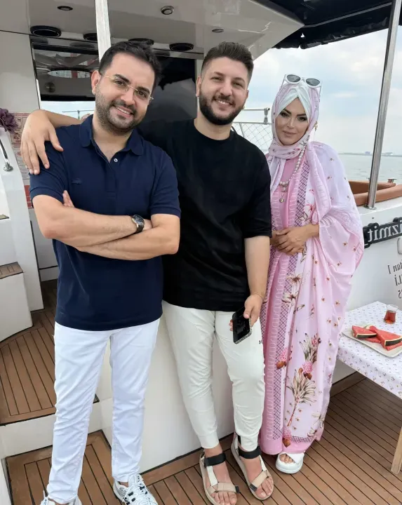 Kocaş çifti yine ünlü isimleri ağırladı! İzmit Körfezi’nde renkli buluşma