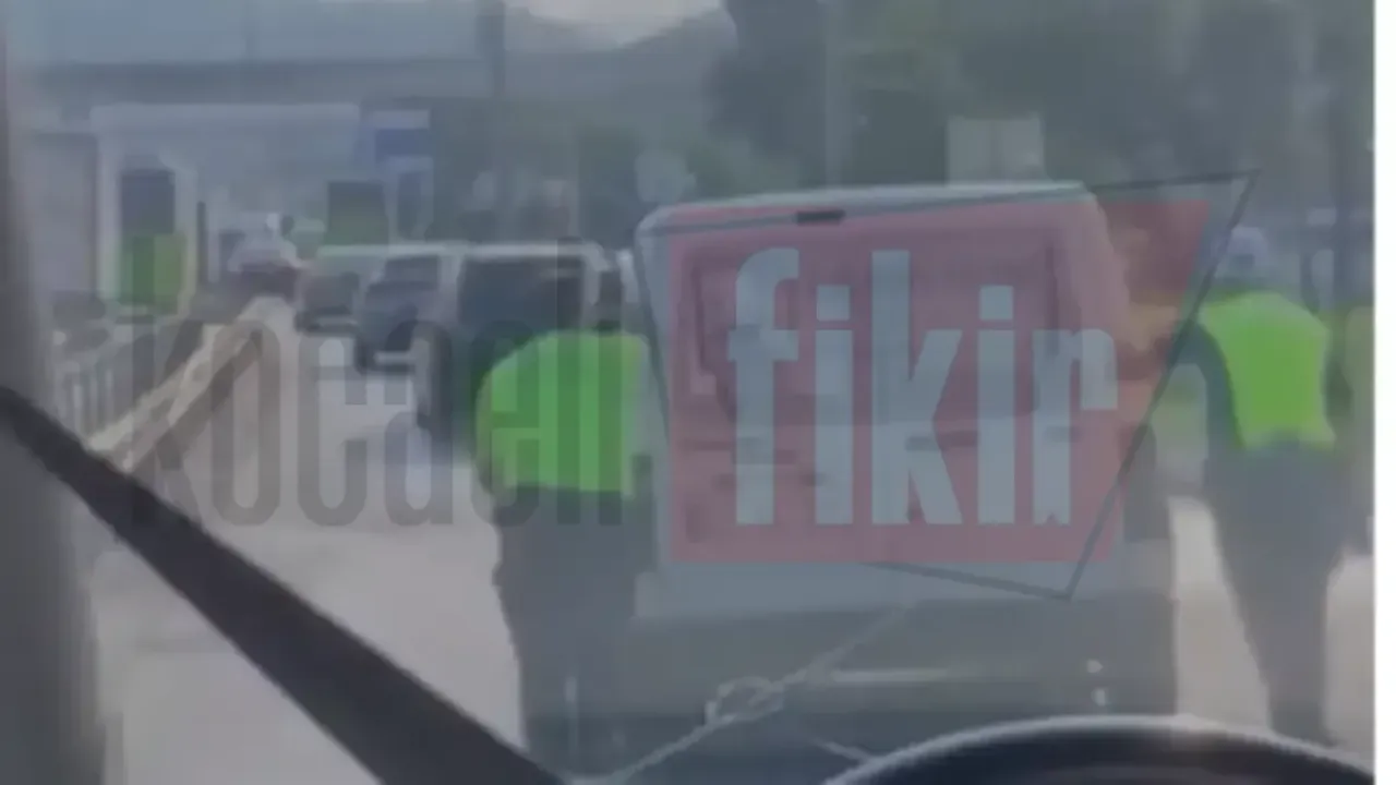 Yolda kalan sürücünün yardımına polisler koştu
