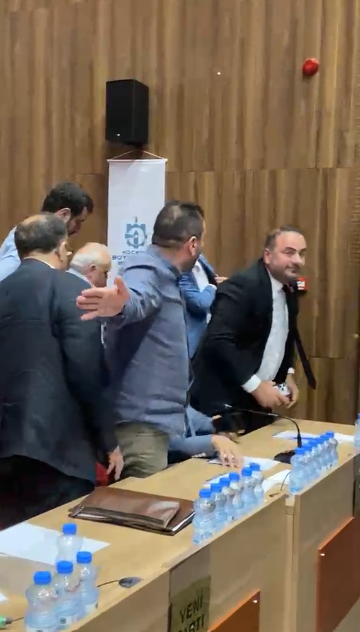 Büyükşehir Meclisi’nde gerginlik! YENİ Partililer salonu terk etti