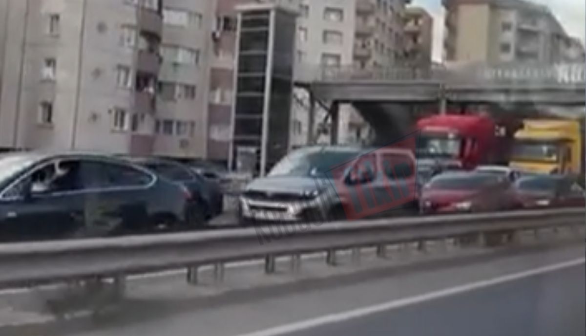 Derince’de D-100’de korkutan kaza! Trafik kilitlendi
