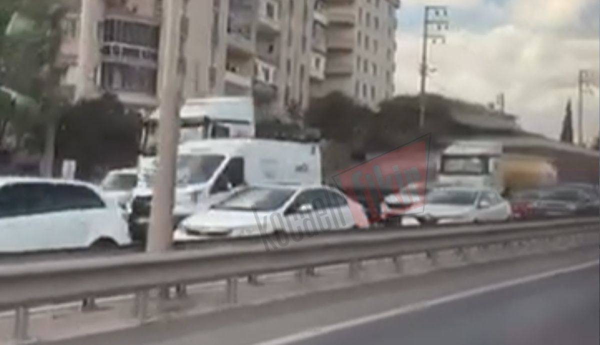 Derince’de D-100’de korkutan kaza! Trafik kilitlendi