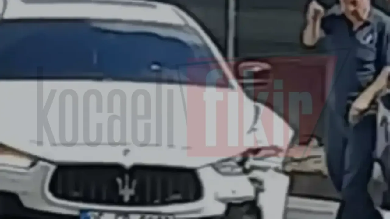 Gölcük'te iki lüks otomobil çarpıştı