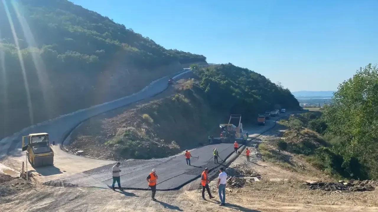 Dereköy’de 1,5 kilometrelik yol yenilendi