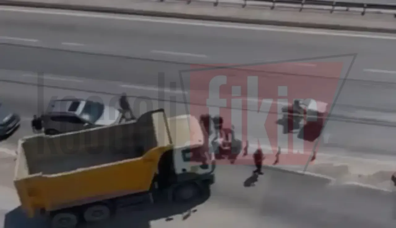 Derince D-100 yan yolunda yine kaza! Vatandaşlar isyan etti