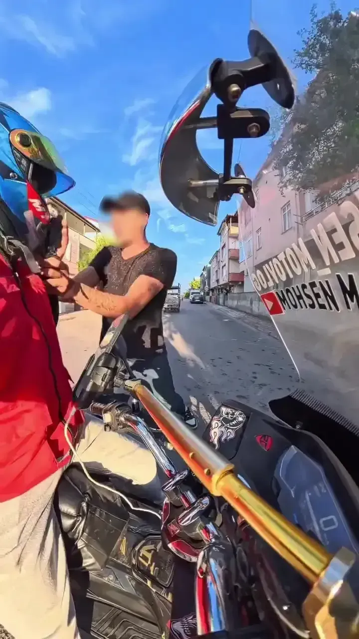 Motokurye'yi tehdit edip saldırdı: İşte o anlar
