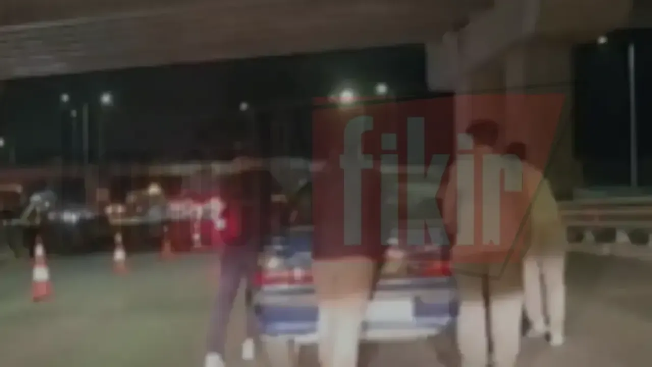Otomobil yolda kaldı, 4 arkadaş kolları sıvadı!