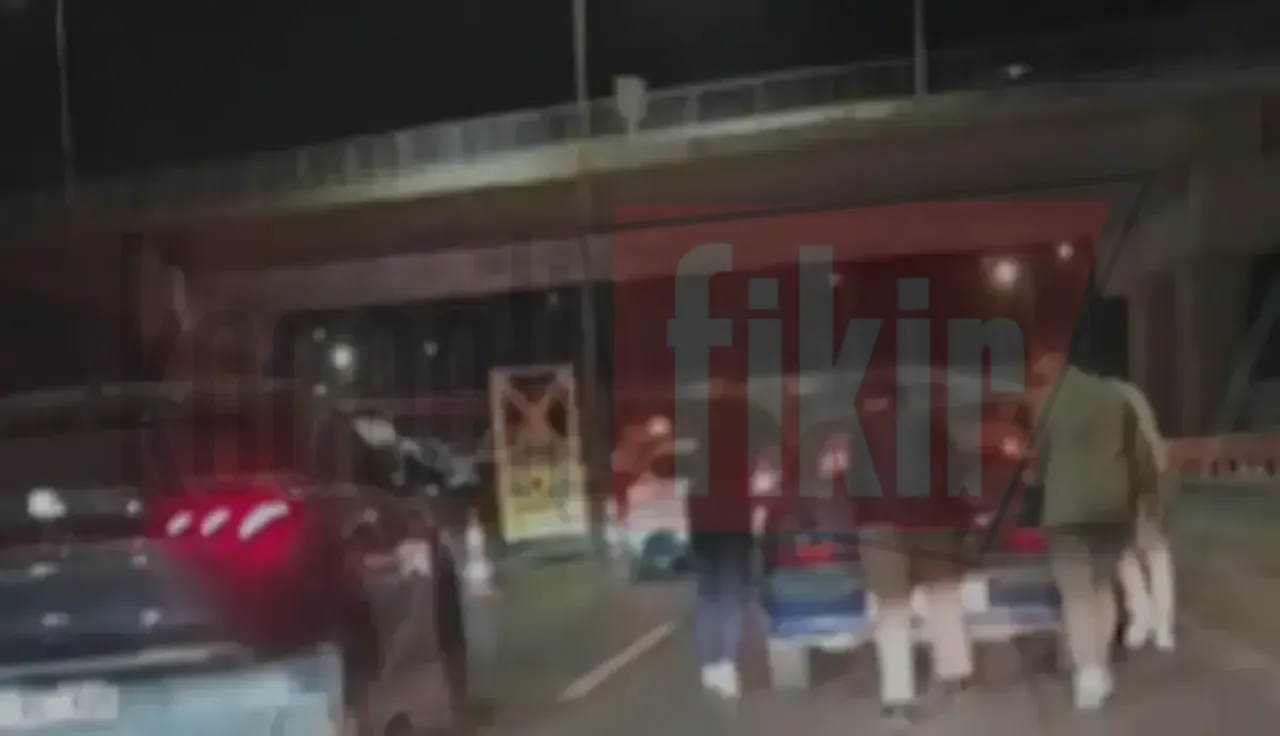 Otomobil yolda kaldı, 4 arkadaş kolları sıvadı!