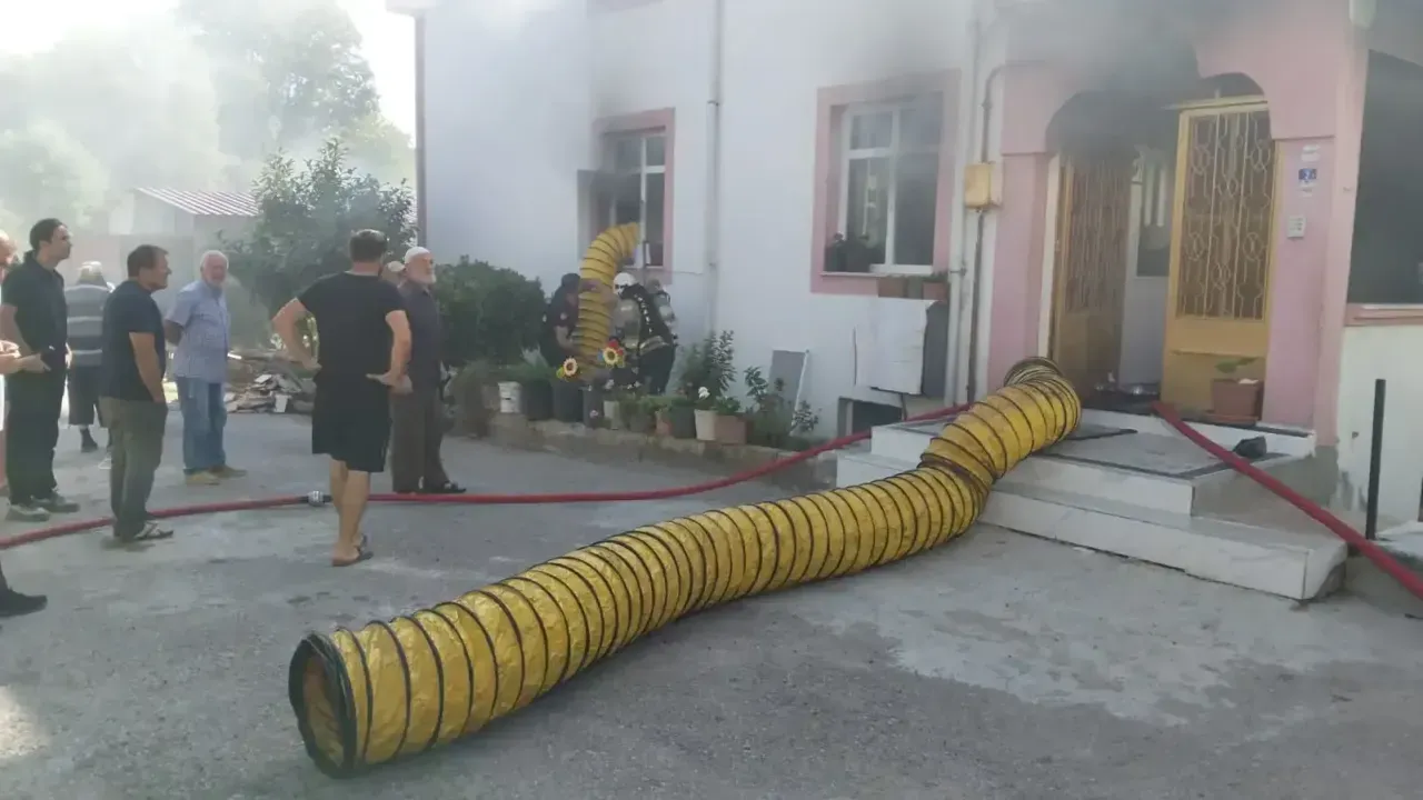 Yangının ortasında duygulandıran an! Bayrağı böyle kurtardı