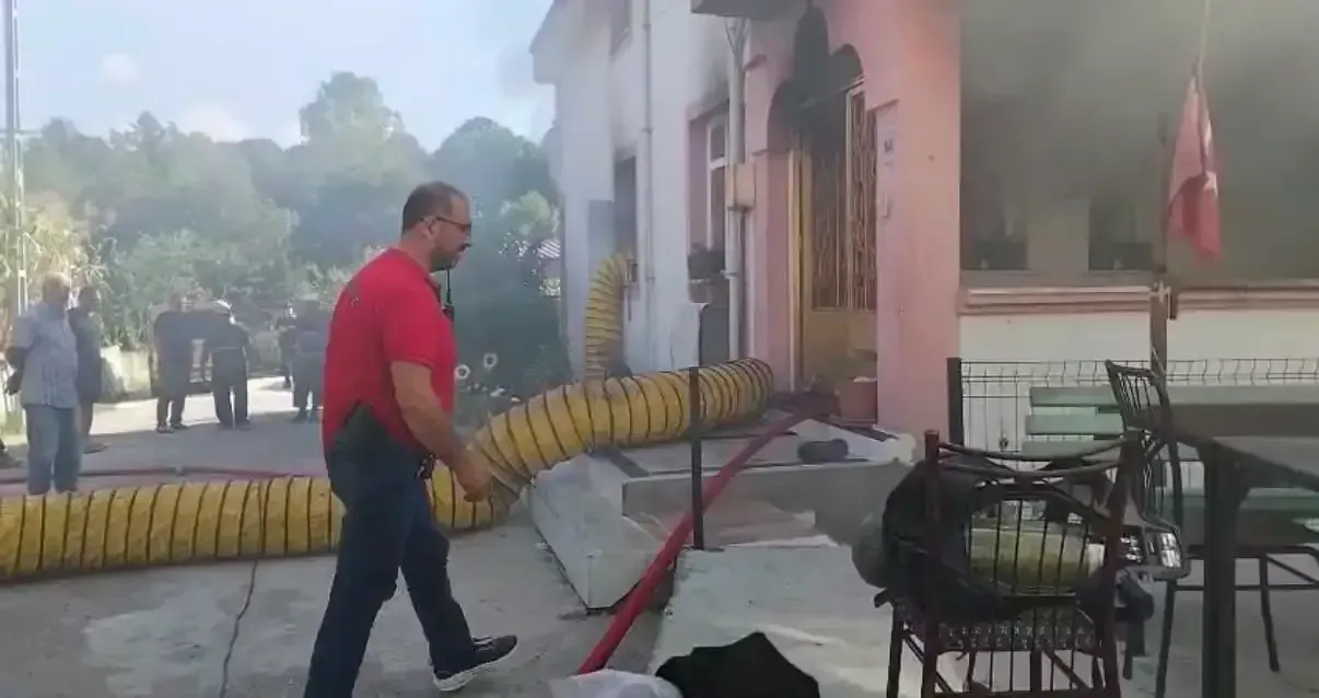 Yangının ortasında duygulandıran an! Bayrağı böyle kurtardı