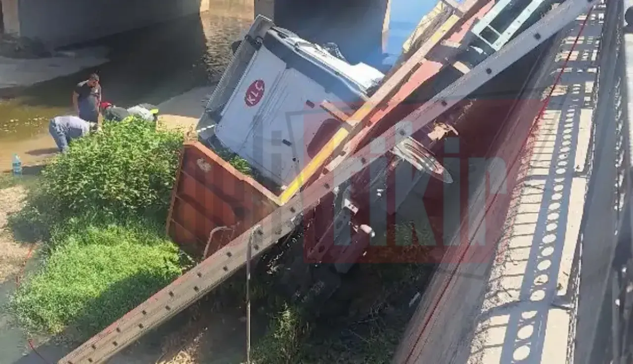 Dilovası'nda kontrolden çıkan tır su kanalına uçtu