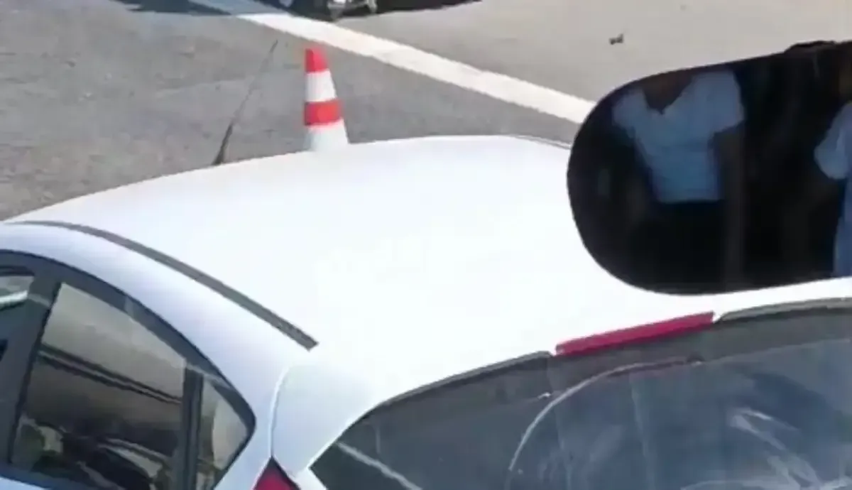 Kocaeli yollarında hareketli dakikalar: İki kazada 8 araç çarpıştı