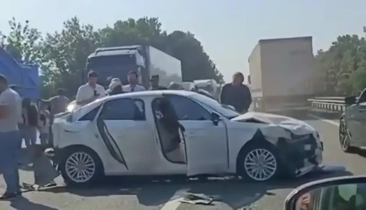 Kocaeli yollarında hareketli dakikalar: İki kazada 8 araç çarpıştı