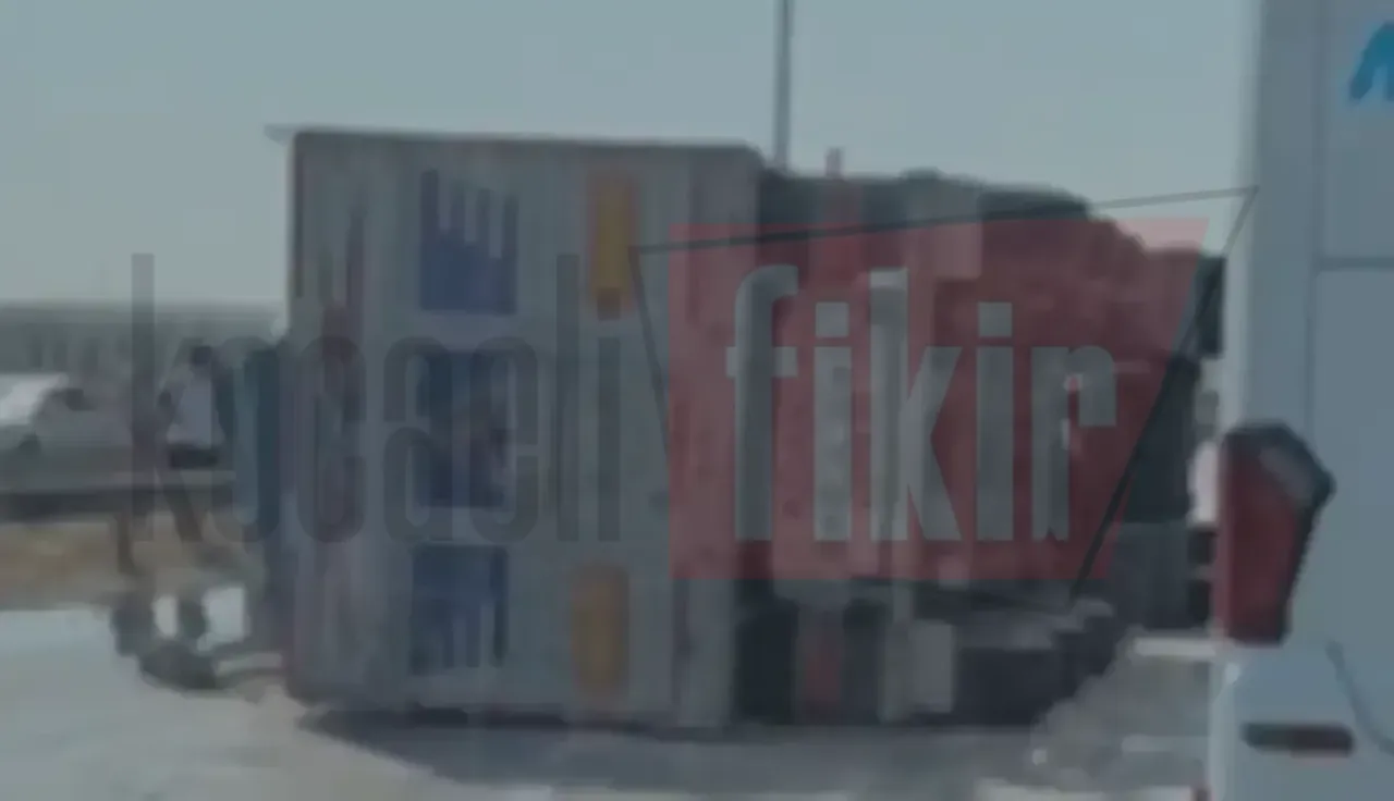 Gebze'de yürekler ağza getiren kaza Tır devrildi