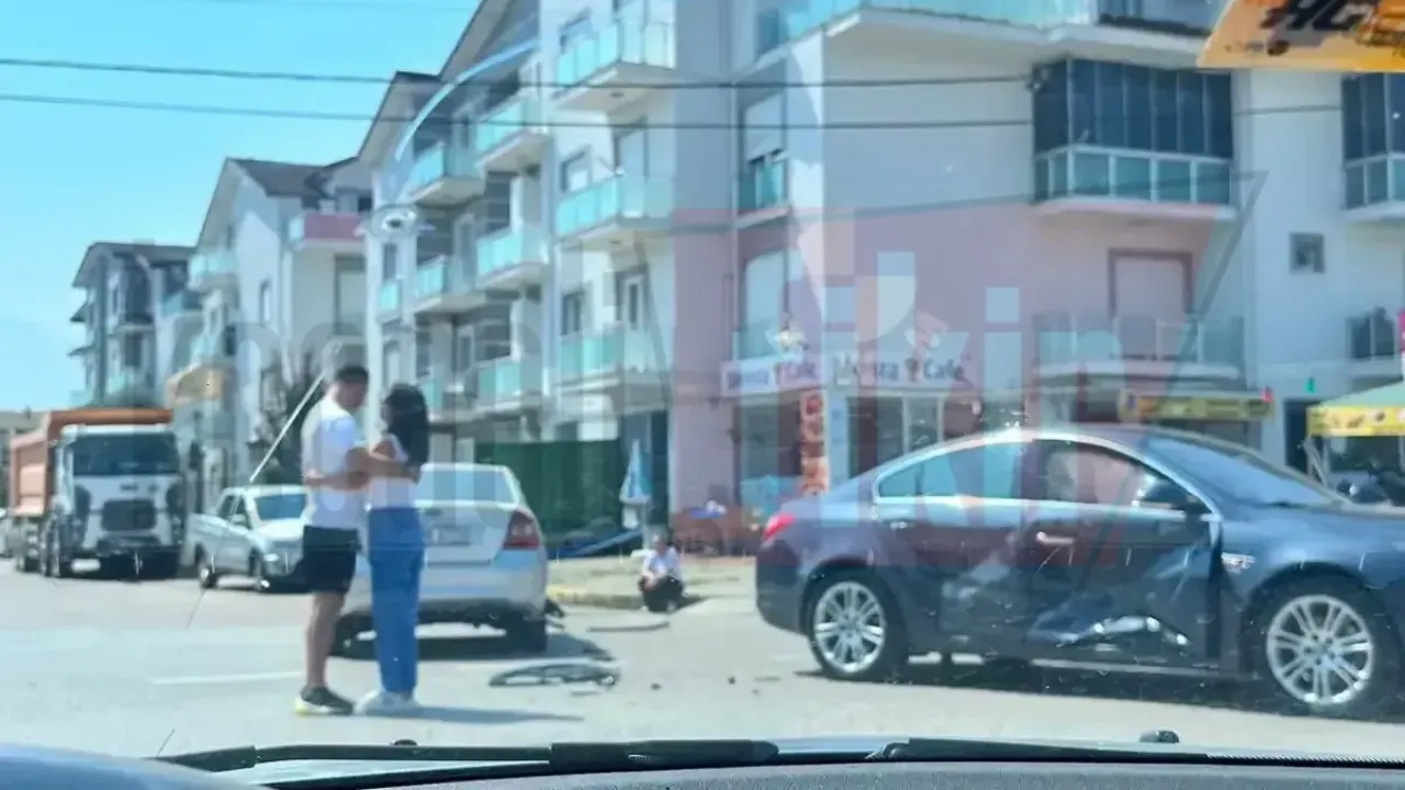Kartepe’de iki otomobil çarpıştı: Hava yastıkları açıldı