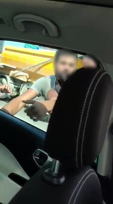 İzmit’te trafikte sıkıştırma kavgası kamerada