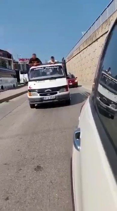 İzmit’te trafikte sıkıştırma kavgası kamerada