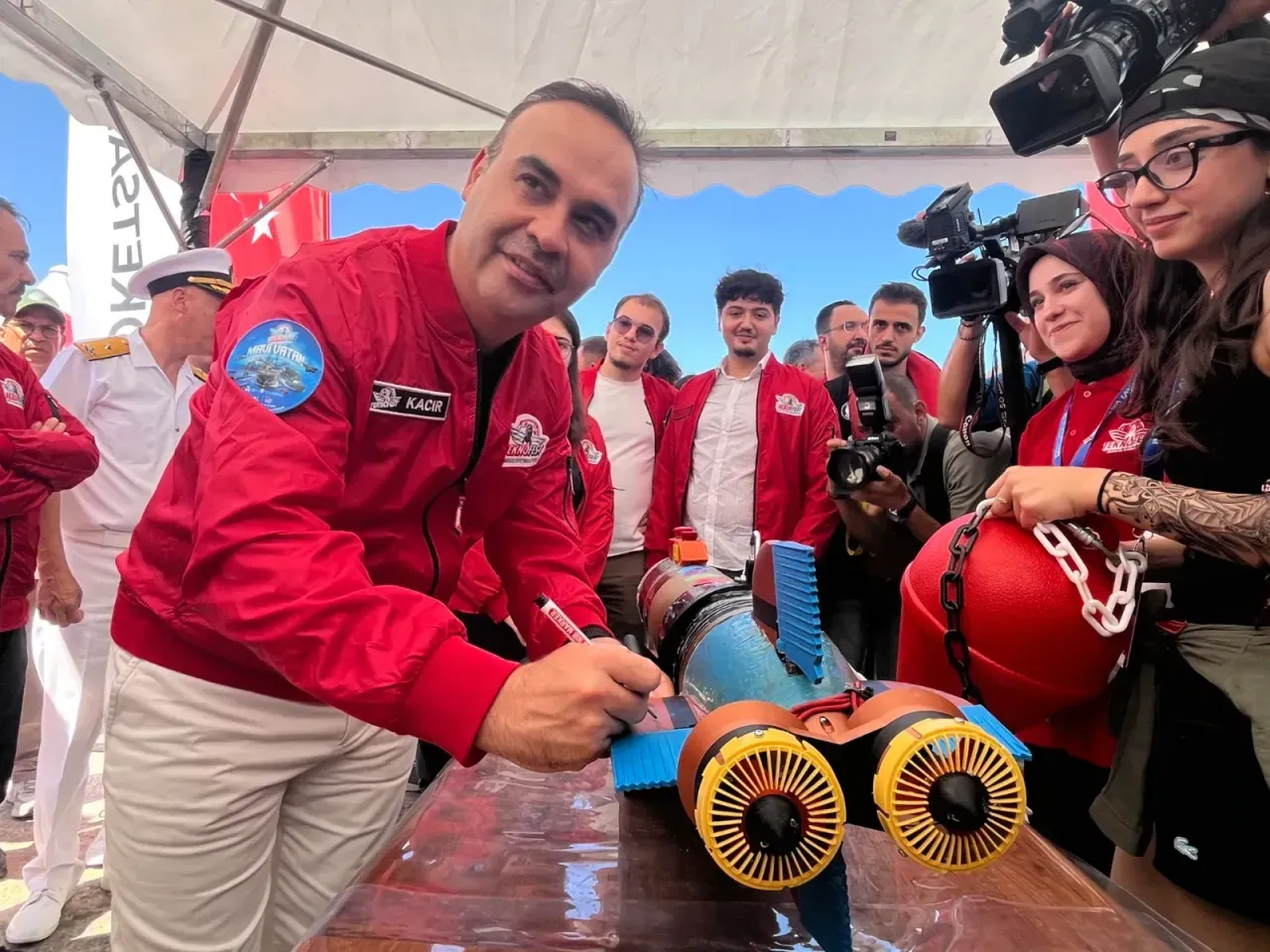 Sanayi ve Teknoloji Bakanı Kacır, TEKNOFEST Mavi Vatan'ı ziyaret etti