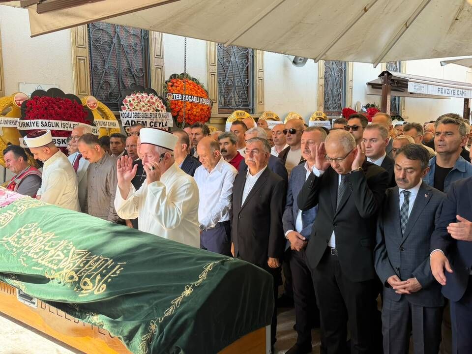 KOÜ Rektörü Nuh Zafer Cantürk’ün annesi son yolculuğuna uğurlandı