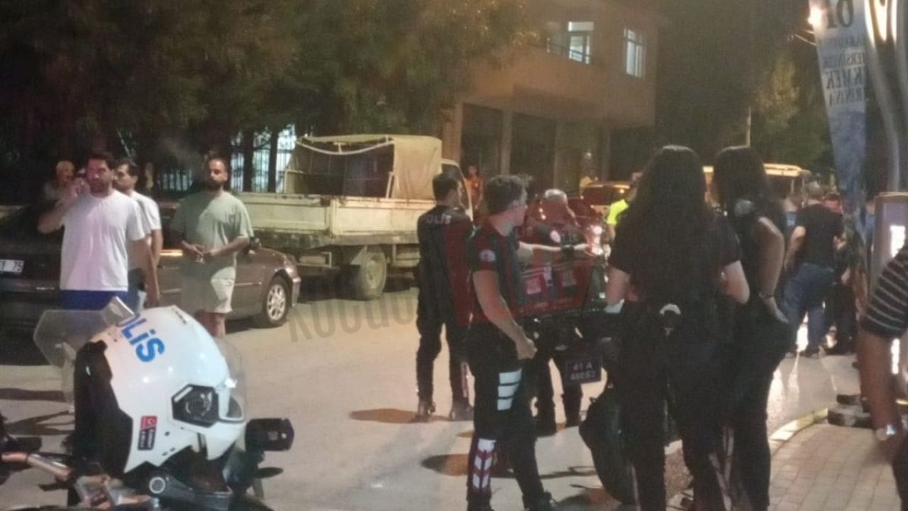 Derince'de kahvehanede dehşet! Boğazından bıçaklandı