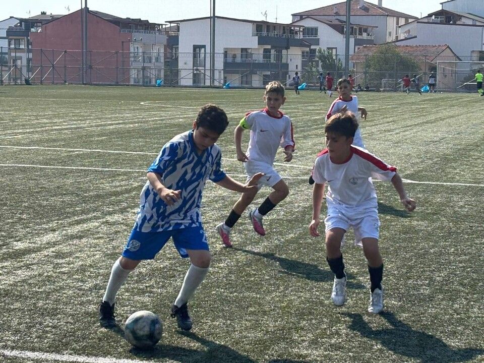 Körfez'de vefat eden saha komiseri Sayarı anısına minikler futbol şenliği
