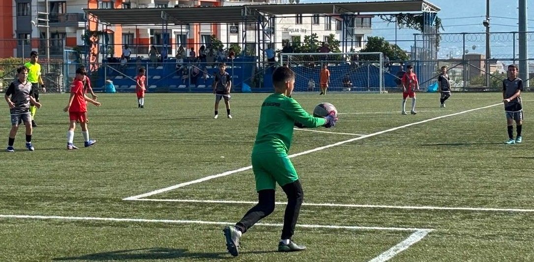 Körfez'de vefat eden saha komiseri Sayarı anısına minikler futbol şenliği