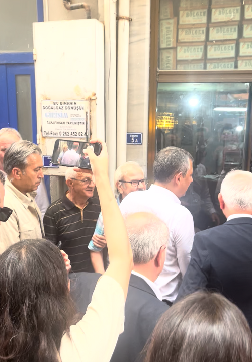 Özgür Özel Karamürsel’de vatandaşlarla buluştu