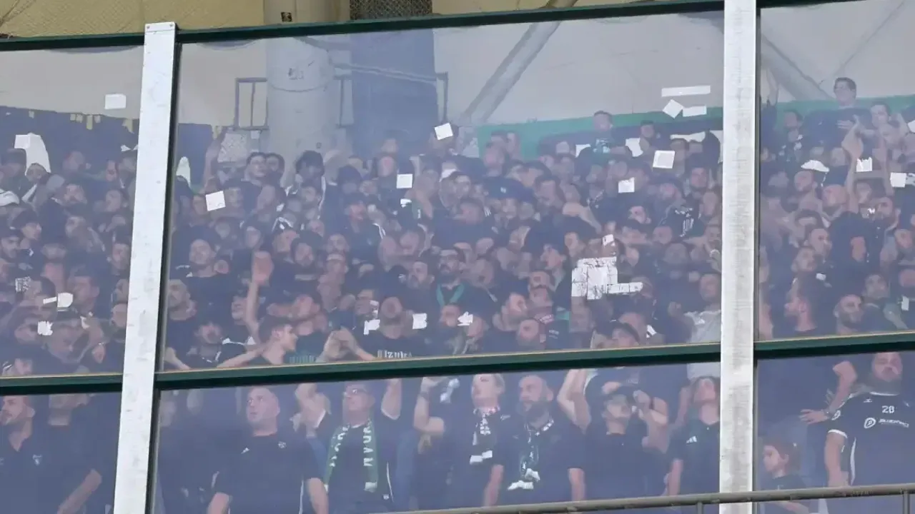 Hodri Meydan 10. Dakikada Tribünde