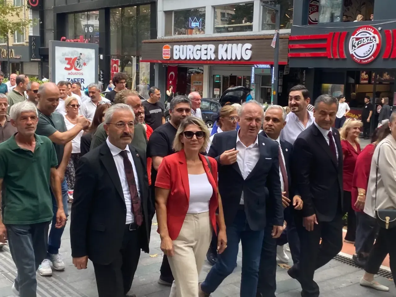 İzmit’te 30 Ağustos coşkusu! Yüzlerce kişi yürüdü
