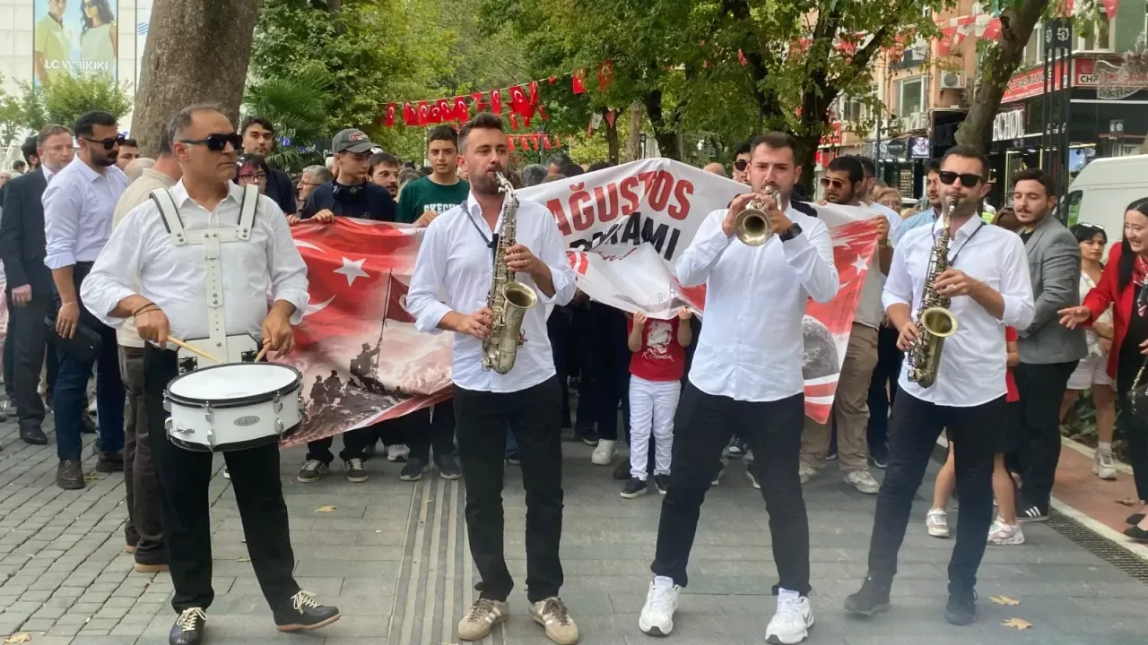 İzmit’te 30 Ağustos coşkusu! Yüzlerce kişi yürüdü