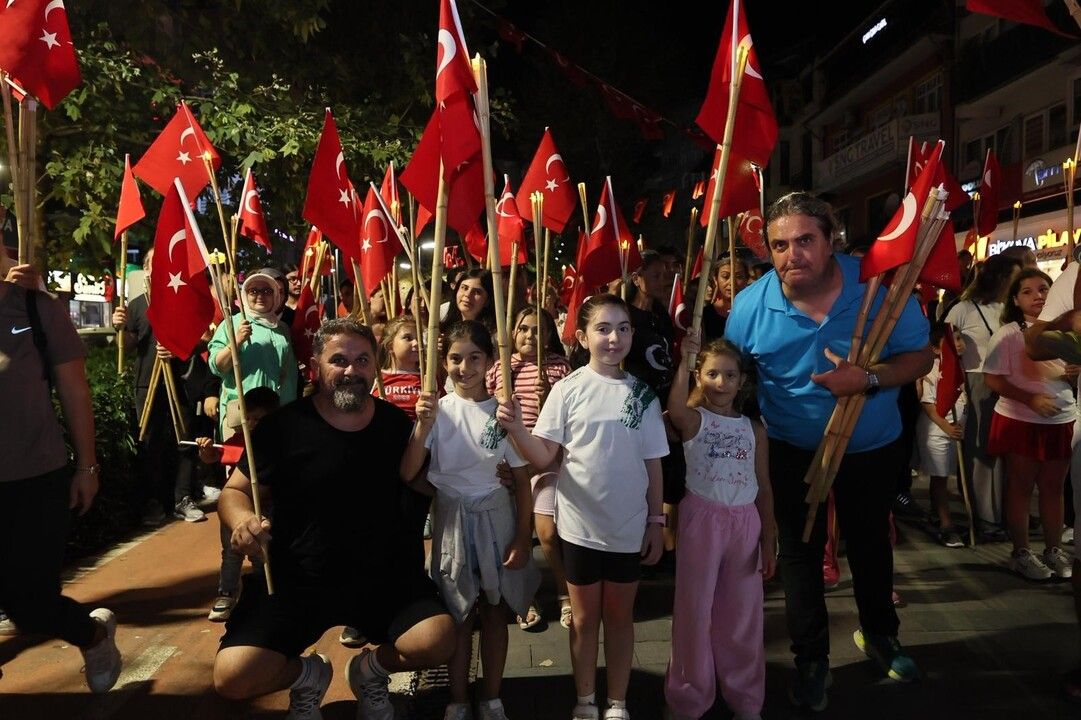 Kocaeli’de 30 Ağustos coşkusu! İzmit sokakları bayraklarla doldu