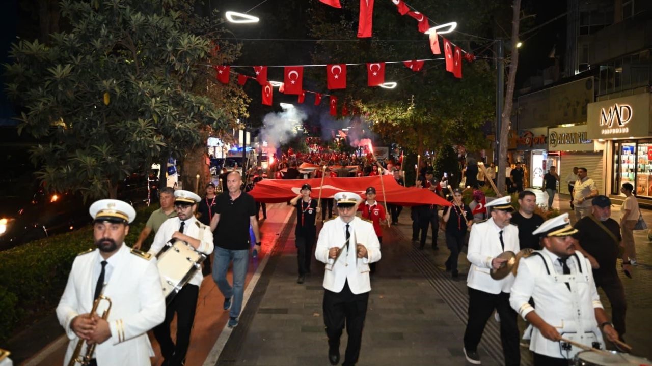 Kocaeli’de 30 Ağustos coşkusu! İzmit sokakları bayraklarla doldu