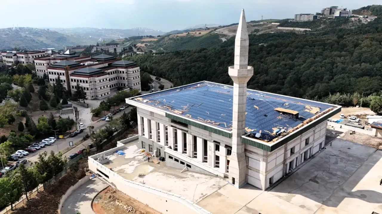 Umuttepe Camii ve otoparkında sona doğru