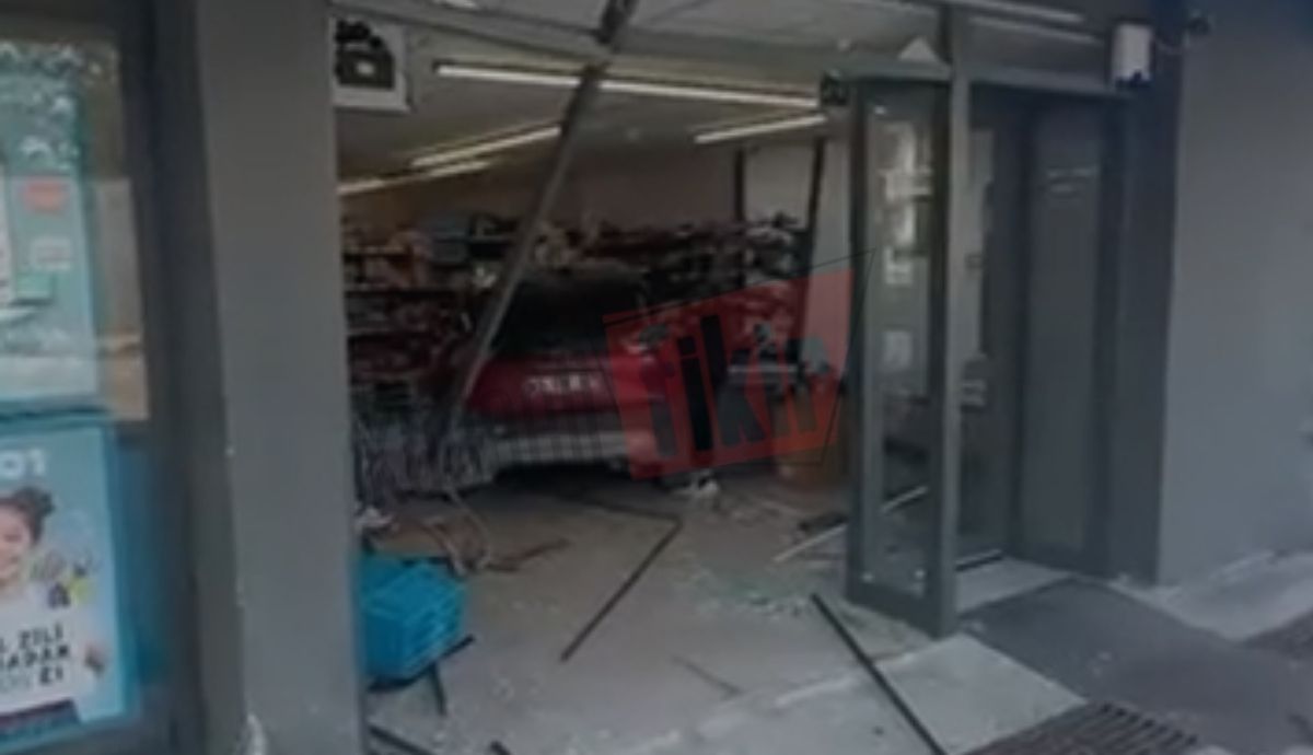 İzmit’te zincir markete otomobil girdi!