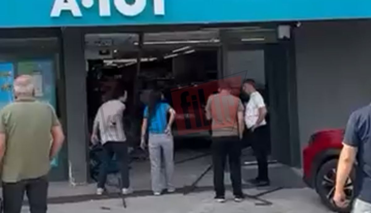 İzmit’te zincir markete otomobil girdi!