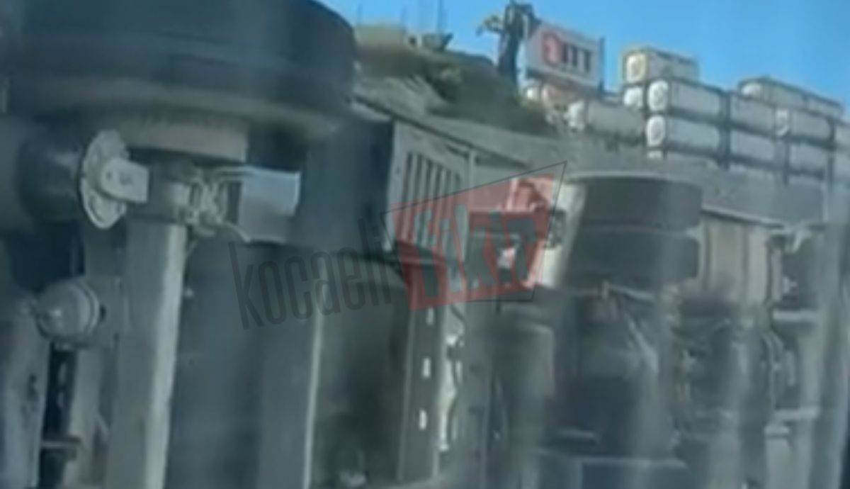 Dilovası’nda hurda taşıyan tır devrildi!