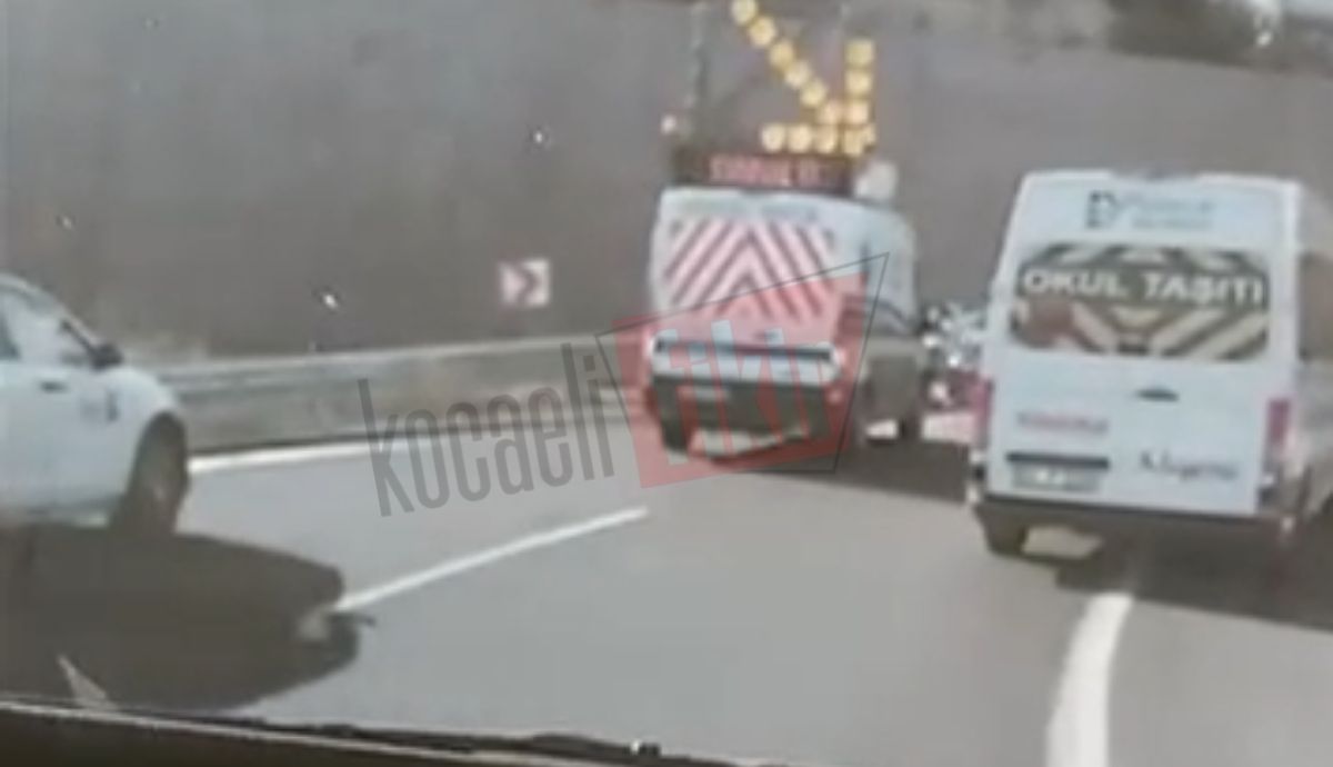 Dilovası’nda hurda taşıyan tır devrildi!