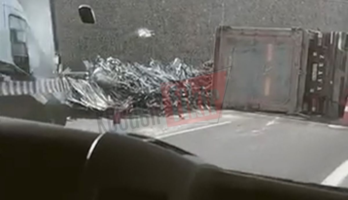 Dilovası’nda hurda taşıyan tır devrildi!