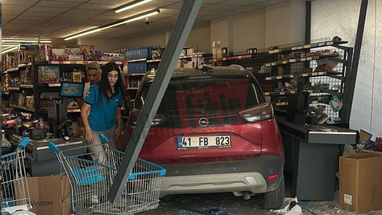 İzmit’te zincir markete otomobil girdi!