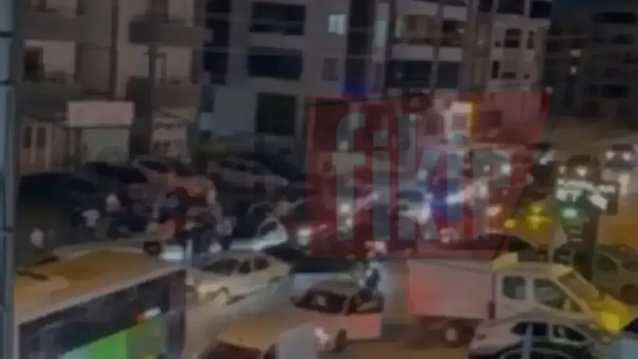 İzmit'te asker konvoyuna çıkan sürücüler yolu kapattı