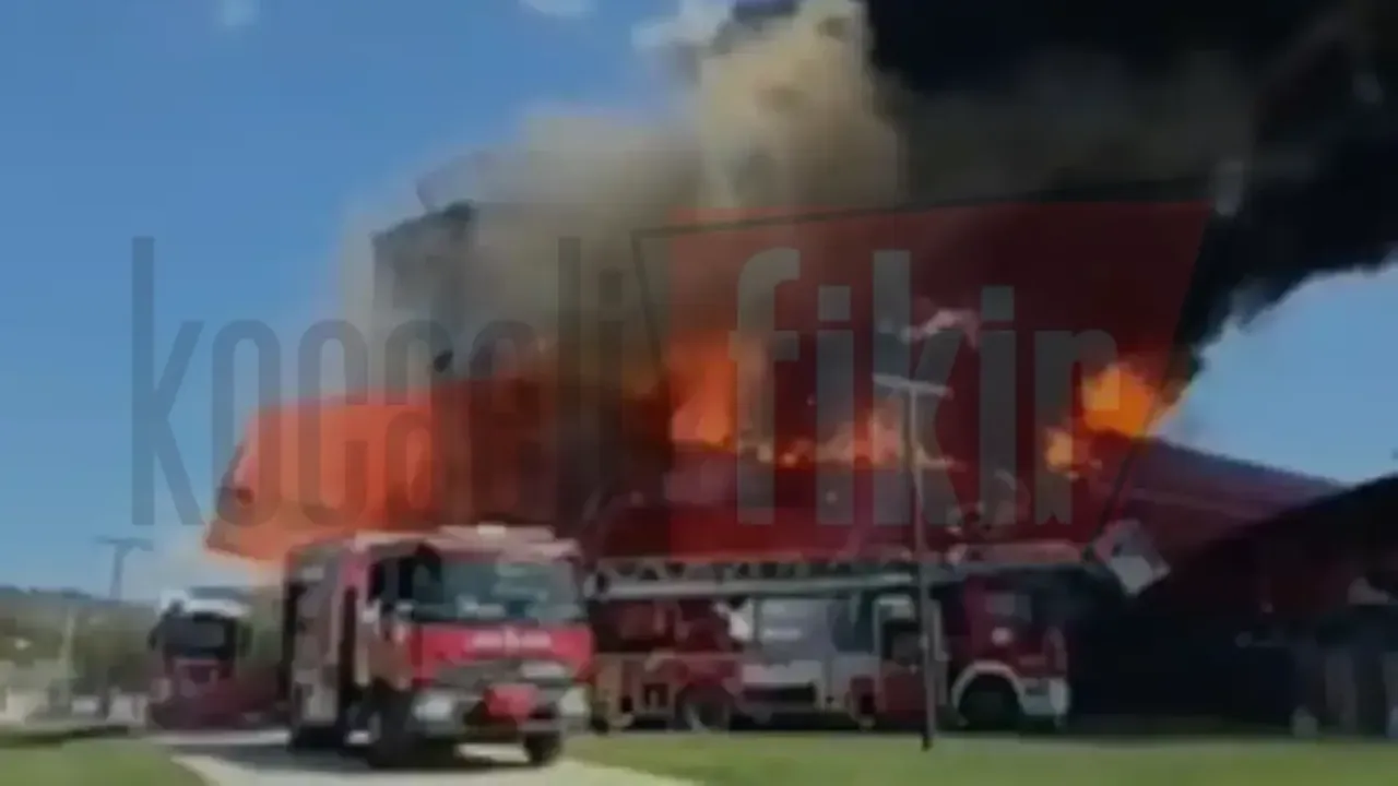 Çayırova’da Uçak Park’ta yangın! Bilim merkezi alevlere teslim oldu
