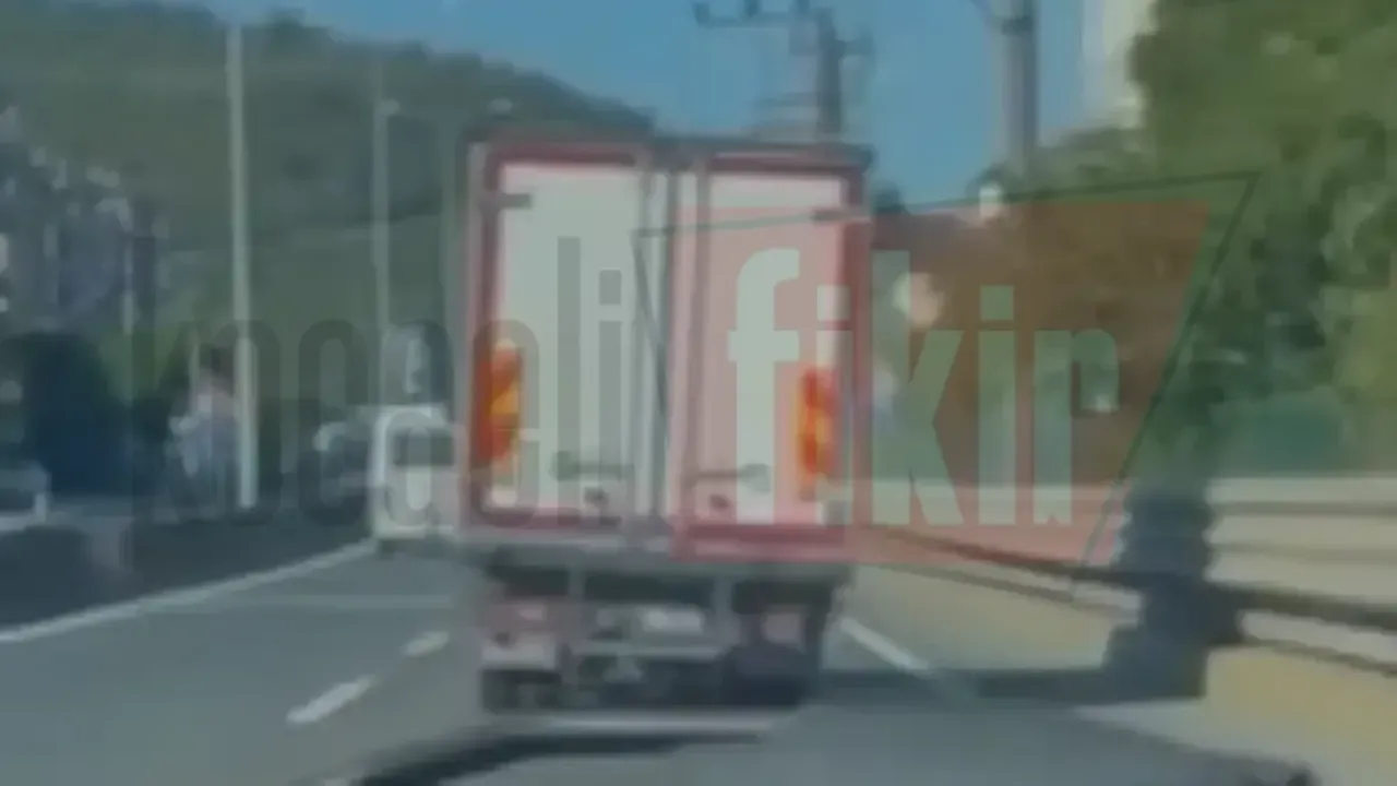 Gören bir daha baktı! Gölcük yolunda yana yatık kamyon