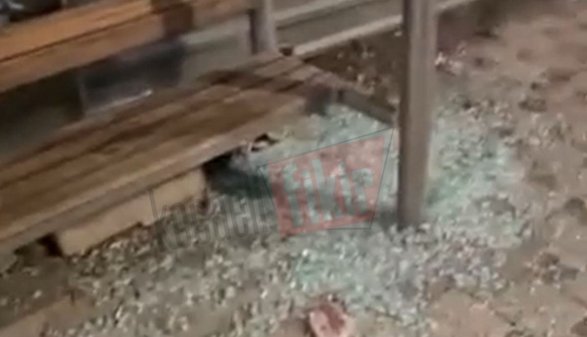Körfezkent’te durağın camı kırıldı, vatandaşlar diken üstünde!
