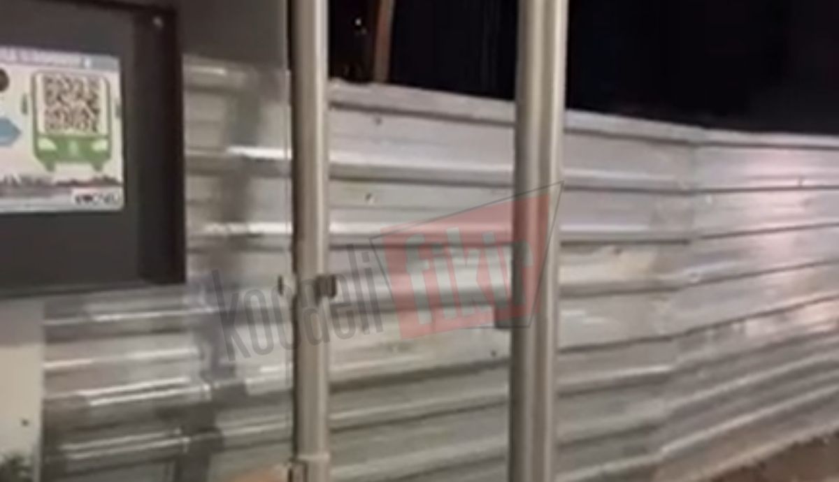 Körfezkent’te durağın camı kırıldı, vatandaşlar diken üstünde!