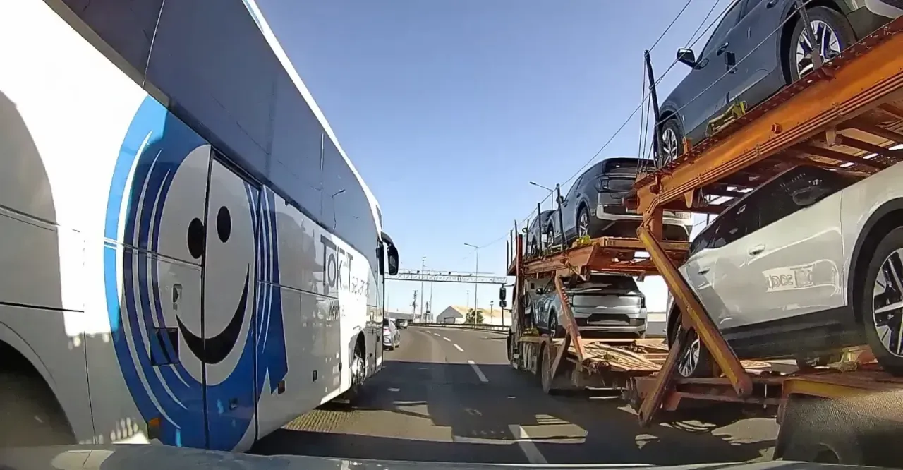 Tır ile otobüsün arasında kalan otomobil kazadan kıl payı kurtuldu
