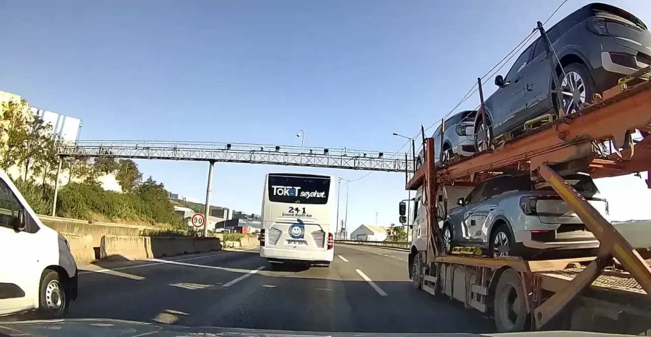 Tır ile otobüsün arasında kalan otomobil kazadan kıl payı kurtuldu
